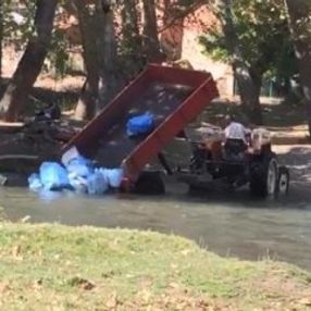 Kütahya'da sürücü traktörle çöpleri çaya boşalttı