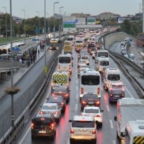 İstanbul’da yağmur trafiği felç etti