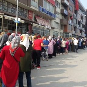 Bursa'da binlerce kişi iş için saatlerce sıra bekledi