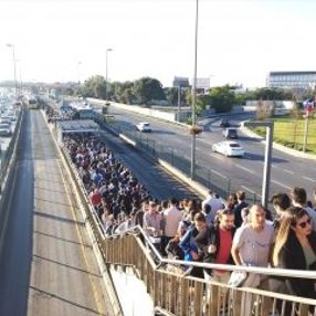 İstanbul'daki metrobüs durakları tıklım tıklım
