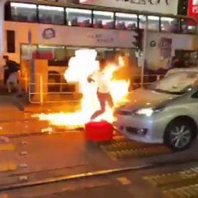 Hong Kong'da çocuk protestocuyu vuran polise saldırı