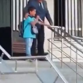 Şiir okuması beklenen çocuk şarkı söyledi