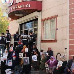 Diyarbakır'daki anne nöbetine bir anne daha katıldı