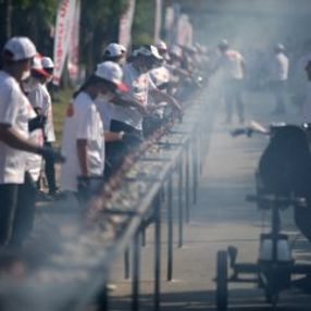Adana'da tek şişte et pişirme rekoru