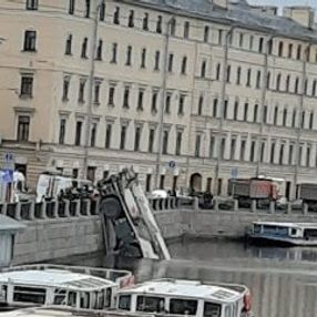 Rusya’da vinç nehre uçtu