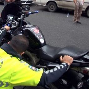 İstanbul'da motosikletli kediye çarpmamak için kaza yaptı
