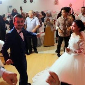 İnternette tanışıp evlendiler