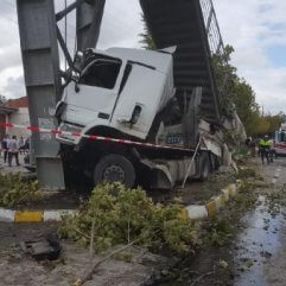 Sakarya'da tır durağa daldı: 2 ölü