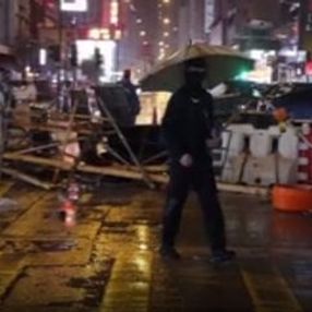 Hong Kong'ta eylemciler mancınık sistemi kurdu