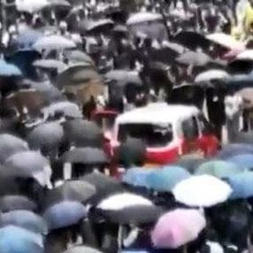 Hong Kong’da taksi, eylemcilerin arasına daldı