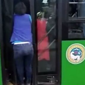 Çin'de yolcu otobüsüne binmeye çalışan adam