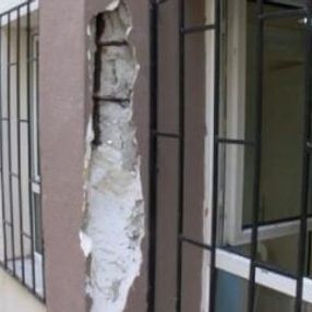 Küçükçekmece'de veliler hasarlı okul önünde eylemde