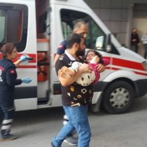Minik Havvanur yapıştırıcıyı gözüne sürdü