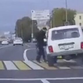 Kırmızı ışıkta geçmeye çalışan yayaya otomobil çarptı