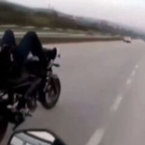 İstanbul'da motosiklet üzerinde maganda çift