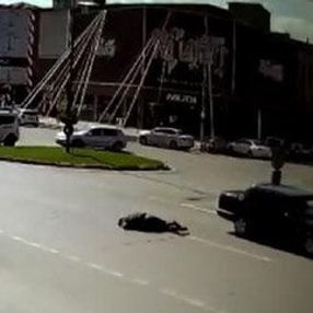 Otomobilin çarptığı bisikletli genç metrelerce sürüklendi