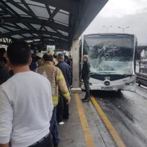Haramidere'de metrobüs kazası