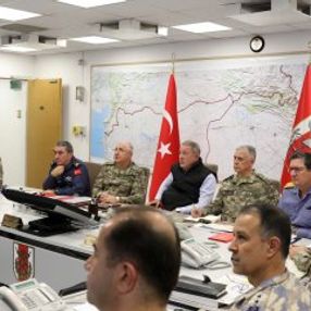 Bakan Akar ve kuvvet komutanları harekat merkezinde