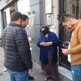 Eski kıyafetlerini giyip dilenecekti, polis yakaladı