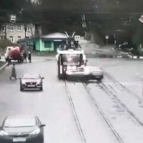 Rus sürücü telefonda konuştuğu kişiye kızıp yayaları ezdi