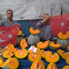 Kütahya’da pazar tezgahları Türk bayrakları ile süslendi