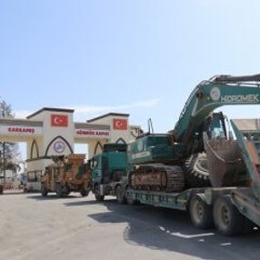 Fırat Nehri'ne köprü kurmak için iş makineleri yola çıktı
