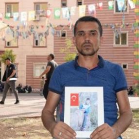 HDP önündeki babadan oğluna çağrı
