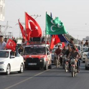Tel Abyad'ın kurtuluşu sınırda konvoyla kutlandı