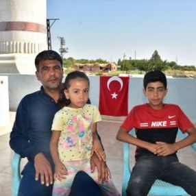 Elif Terim'in ailesinin evi Türk bayraklarıyla donatıldı