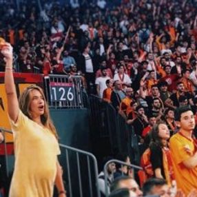 Karnı burnunda olan Müge Boz, eşini yalnız bırakmadı