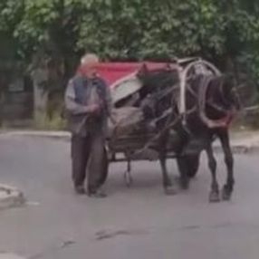 Ayağı sakat atla hurda toplayan vicdansız