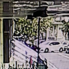 Avcılar'da aracıyla evin duvarına çarpıp kaçtı