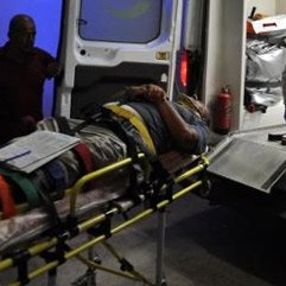 Freni boşalan tır kayalıklara çarptı, sürücü atlayarak kurtuldu