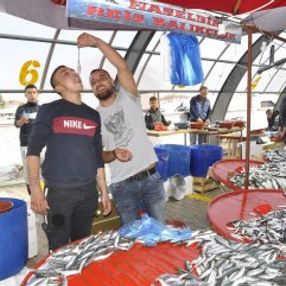 Afyonkarahisar'da pazarcı çiğ balık yiyerek satış yapıyor