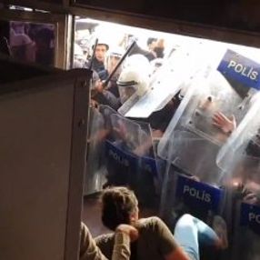Diyarbakır'da HDP'liler polise saldırdı