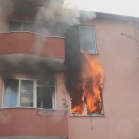 Cinnet getiren baba evi yaktı, kızıyla birlikte öldü
