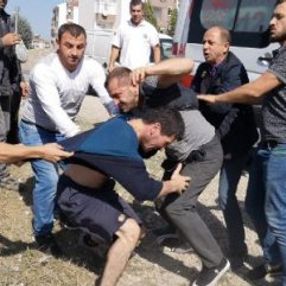 Oğluna çarpan sürücüyü dövdü