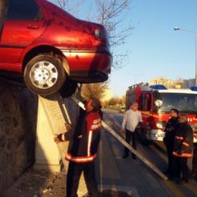 Freni boşalan araç duvarda asılı kaldı