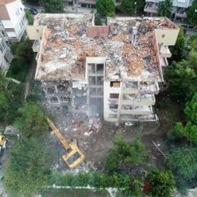 Büyükçekmece'deki riskli binalar yıkılıyor