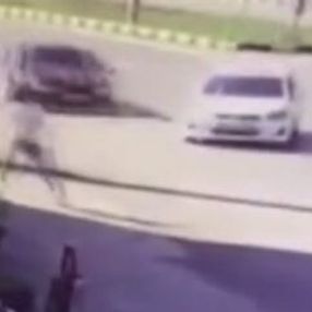 Aracın altında kalmaktan son anda kurtuldu