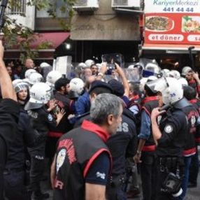 İzmir'de, HDP binasında açıklama gerginliği