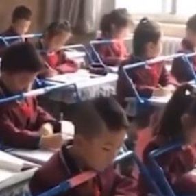 Çin'de öğrencilerin dik oturması için kurulan düzenek