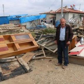 Afyonkarahisarlı aile bir aydır yangınla mücadele ediyor