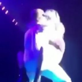 Lady Gaga, sahneden düştü