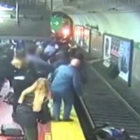 Arjantin'de metro raylarına düşen kadın kıl payı kurtuldu