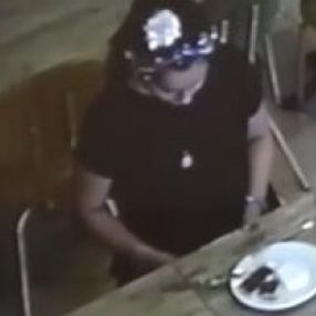 Mardin'de baklavasına saç kılı koyan kadın