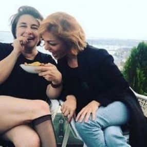 Esra Dermancıoğlu'ndan ilginç poz