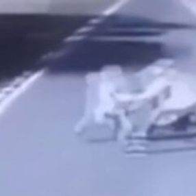 Kazakistan'da çocuğunun peşinden koşarken otobüs ezdi