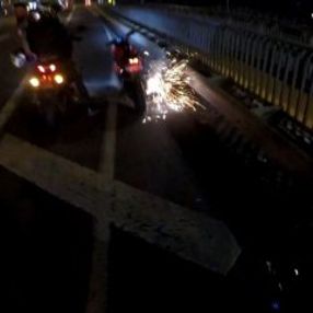 Motosikletli magandanın attığı torpil otobüse denk geldi