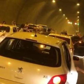 Konak Tüneli'ni kapatıp halay çektiler